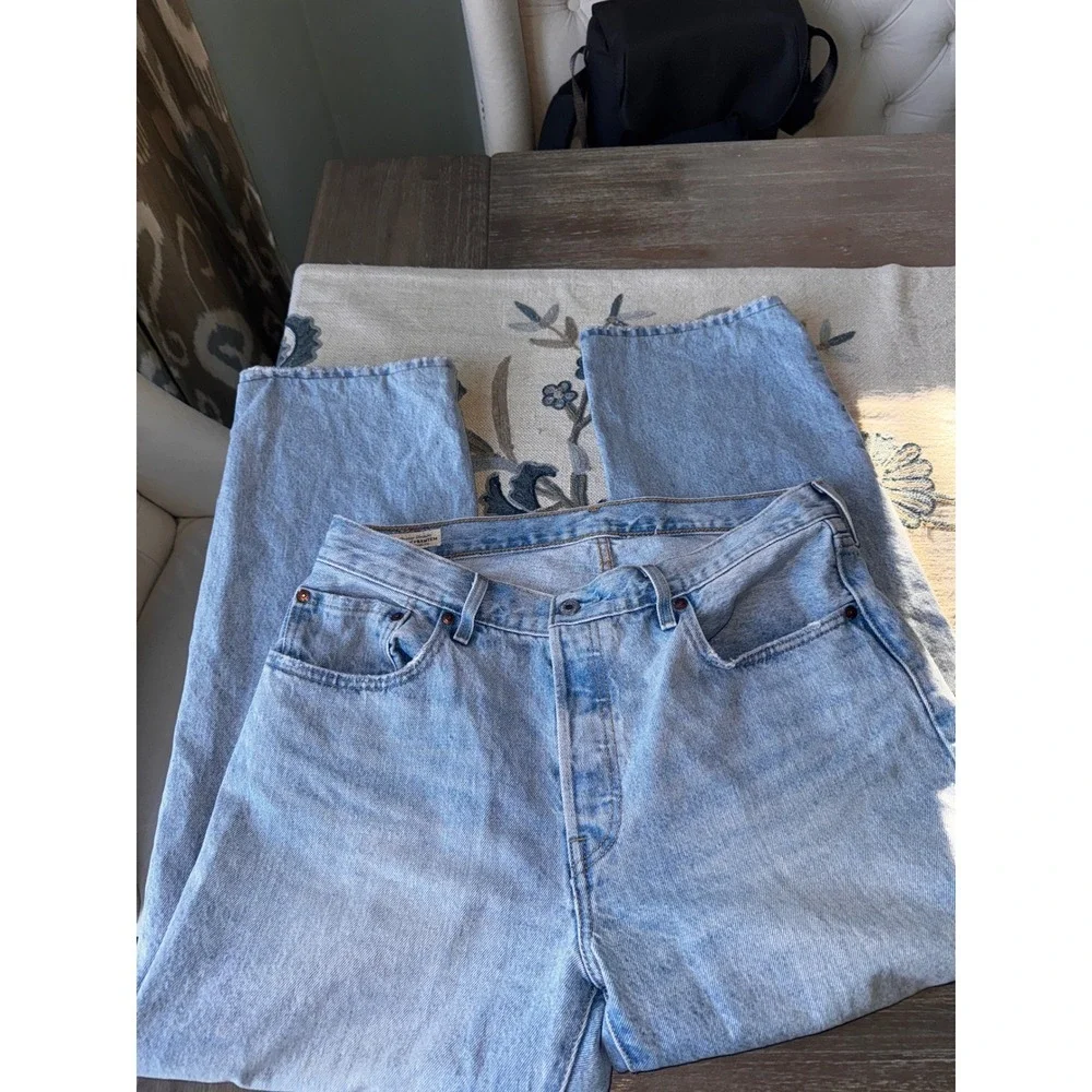 Levi's Premium 501 boyfriend  Fit Light Wash Distressed Denim‎ Jeans Women's - Picture 3 of 10